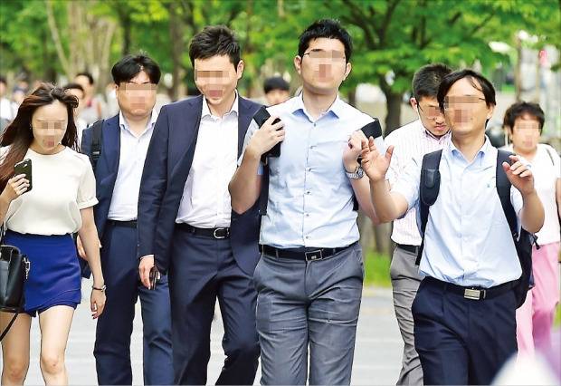 < “넥타이는 다 어디 갔을까” > 슈트를 입는 남성이 줄면서 정장에 집중하던 전통적인 남성복 업체들이 어려움을 겪고 있다. 지난 10일 아침 서울 여의도에서도 재킷이나 넥타이 없이 출근하는 직장인들이 대부분이었다. 허문찬 기자 sweat@hankyung.com