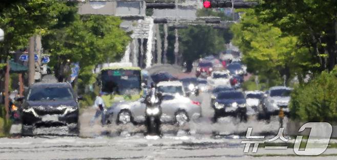 전국 곳곳에 폭염특보가 발효된 18일 전북자치도 전주시 효자로에 아지랑이가 피어오르고 있다. 2024.6.18/뉴스1 ⓒ News1 유경석 기자