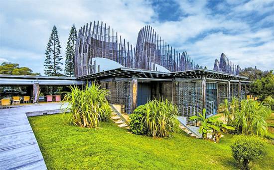 독특한 외관이 인상적인 치바우 문화센터의 전경