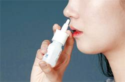 ‘분무형 코막힘 치료제’ 사용이 늘고 있다. 그러나 일주일 이상 투여하면 더 심한 비염이 올 수 있으므로 주의가 필요하다. 서보형 객원기자