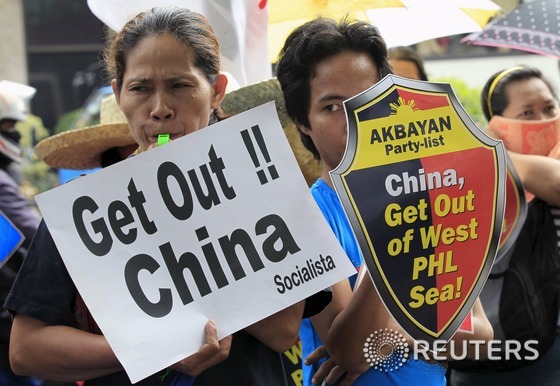 필리핀 시위대들이 24일 남중국해 분쟁 지역 관련 중국 영사관 앞에서 항의하고 있다. © 로이터=뉴스1