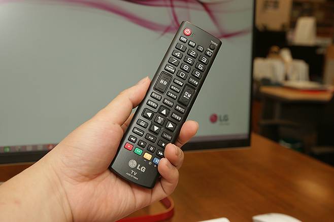 LG 24V550-GT30K TV 조작을 위한 리모컨.