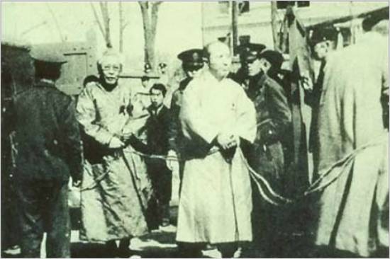 반민특위로 압송돼 가는 친일 반민족행위자들. 가운데 흰 두루마기를 입은 사람이 김연수 경성방직 사장, 그 뒤는 민족대표 33인 출신으로 일제 말엽 친일파로 돌아선 최린.