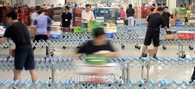 물류작업 중인 서울 광진구 동서울우편집중국 직원들