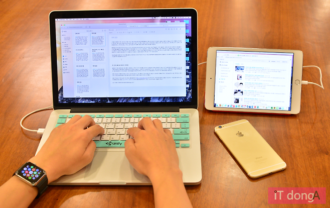 아이패드 미니를 맥북에 보조 모니터로 연결한 모습