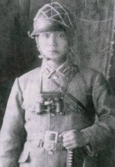만주군 예비소위 다카기 마사오(조선이름은 ‘박정희). 일본 육사 졸업 후 2달간의 사관 견습을 마치고 소위로 임관하기 직전인 1944년 6월말 일본군 소조(상사) 복장을 입은 모습이다.