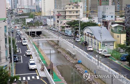 생태하천으로 복원된 울산 여천천     (울산=연합뉴스) 울산시 남구는 도심을 관통하는 여천천 상류 복개구간 640ｍ를 뜯어내고 생태하천으로 조성하는 '여천천 고향의 강 조성사업'을 완료했다. 사진은 사업이 완료된 구간의 전경. 2015.8.13 << 울산시 남구 >>     hkm@yna.co.kr