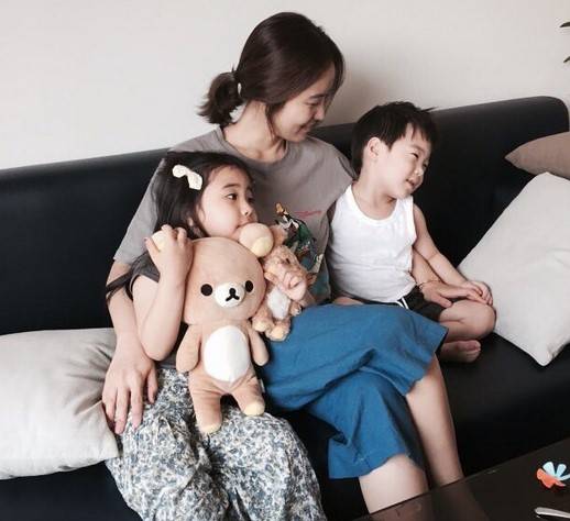 아이들과 즐거운 한때를 보내는 박지윤 아나운서. 인스타그램 캡처