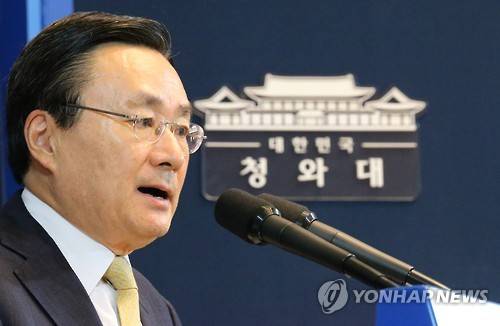 박 대통령, 내달 3일 중국 전승절 행사 참석      (서울=연합뉴스) 백승렬 기자 = 주철기 외교안보수석이 20일 청와대 춘추관에서 "박근혜 대통령이 내달 3일 중국 베이징에서 열리는 '항일전쟁 승리 및 세계 반파시즘 승리 70주년'(전승절) 행사에 참석키로 했다"고 발표하고 있다.      srbaek@yna.co.kr