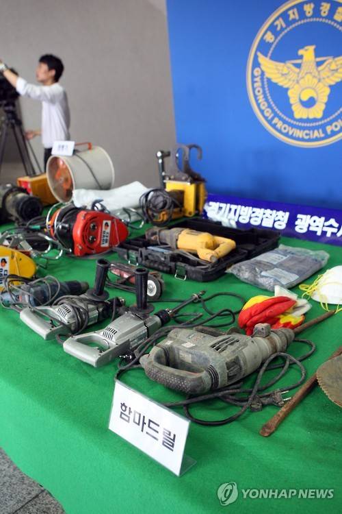 '송유관 절도단'은 땅굴을 파고 송유관에 구멍을 내기 위해 중장비부터 드릴, 용접도구까지 다양한 장비를 동원한다. 송유 여부를 확인하기 위해 진동감지 센서를 동원하는 사례도 나오고 있다. 사진은 지난해 8월 적발된 송유관 절도단이 범죄에 사용한 증거물들.<<연합뉴스 자료사진>>