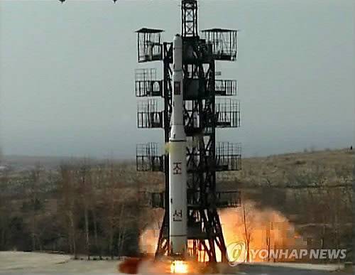 지난 2009년 4월 5일 함경북도 화대군 무수단리에서 장거리 운반로켓 '은하 2호'가 인공위성 '광명성 2호'를 발사하는 장면 [연합뉴스 자료사진]