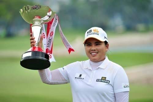 박인비는 2013년에야 KB국민은행과 메인 스폰서 계약을 했다. 모자에 KB로고가 새겨져 있다.