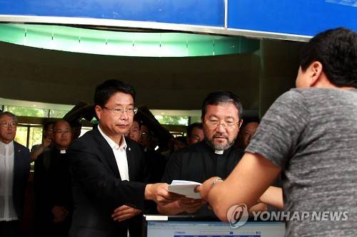 고소장 제출하는 신부들     (광주=연합뉴스) 장아름 기자 = 천주교 광주대교구 정의평화위원회 사제들과 법률대리인인 강형옥 변호사(사진 왼쪽)가 31일 오전 광주지검에서 지만원씨에 대한 고소장을 제출하고 있다. 이들은 지씨가 사제들이 북한과 내통해 5·18 사진자료집을 만들고 5·18에 대한 유언비어를 퍼뜨렸다고 비방했다며 허위사실 유포와 명예훼손 혐의로 고소했다. 2015.8.31  areum@yna.co.kr