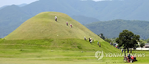 경주 왕릉 벌초.(연합뉴스 자료사진)