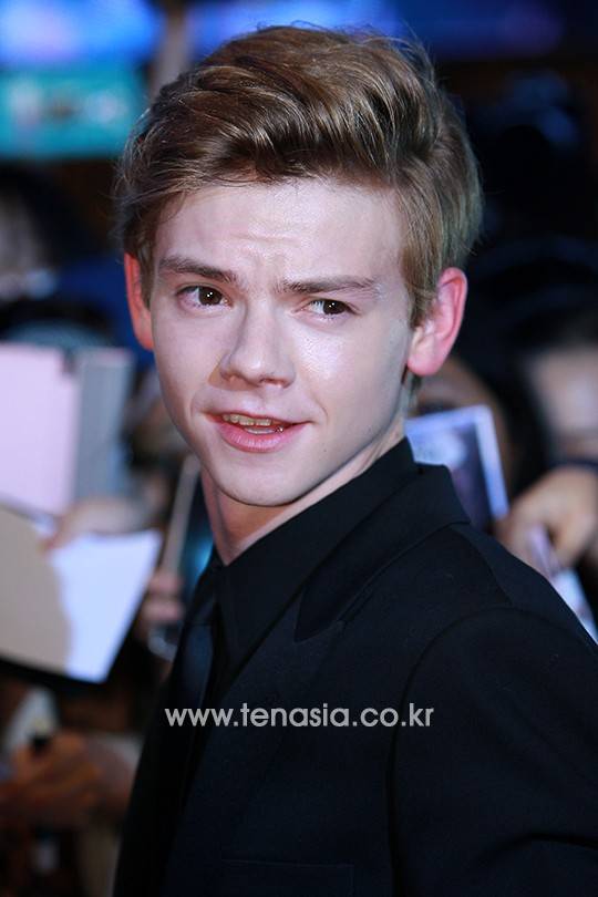 레드카펫에서 포토타임을 갖는 토마스 브로디 생스터 (메이즈 러너)