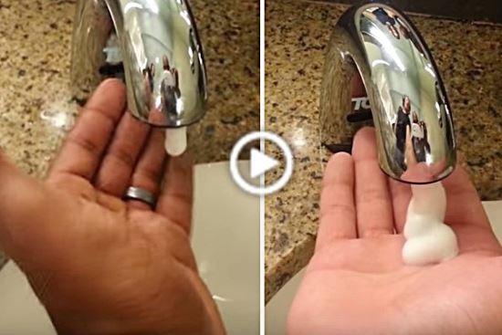 다소 까만 손을 댔을때 나오지 않던 거품 비누(왼쪽)가 흰 손을 대자 주르륵 흘러 나오는 모습. 영상 캡처