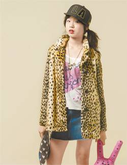 1970년대 젊은이들 사이에 열풍을 일으킨 펑크 패션. 레오파드 코트는 자라 키즈, 청치마는 제임스 진스, 토끼 인형 MCM, 클러치 백 에센셜.