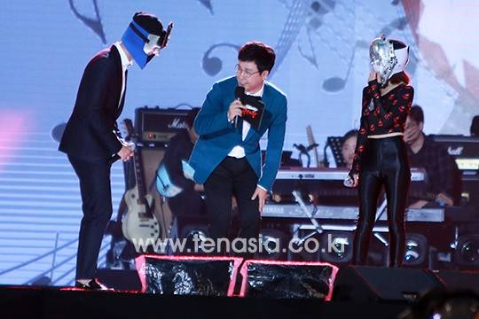 생방송 사고로 인해 순위가 바뀌어 탈락하게 된 장혜진(오른쪽)에게 허리를 숙이며 사과를 하는 육성재(왼쪽)와 김성주 (복면가왕)