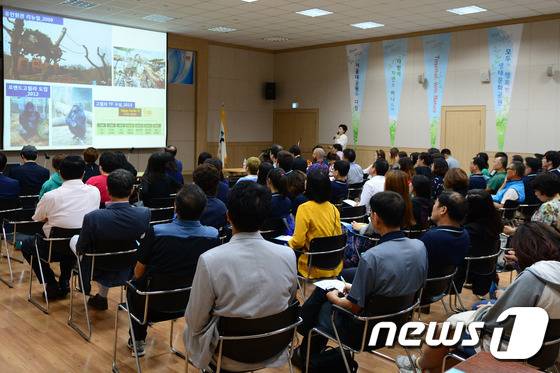14일 오후 경기도 과천시 서울대공원에서 '동물원 동물의 복지를 위한 긴급 시민토론회'가 열렸다. 이번 시민토론회에서는 동물원 동물들의 복지와 농장동물 관리방안에 대한 토론이 이어졌다. 2015.9.14/뉴스1 © News1 임세영 기자