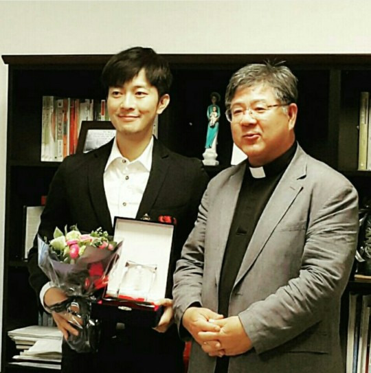 윤건