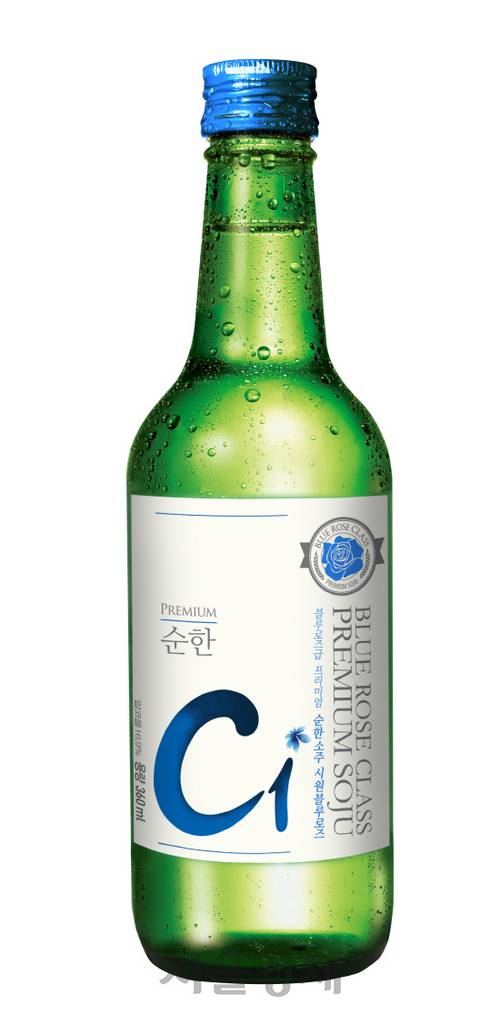 17일 리뉴얼 출시되는 시원블루로즈(16.9도)의 새로운 상표./사진제공=대선주조