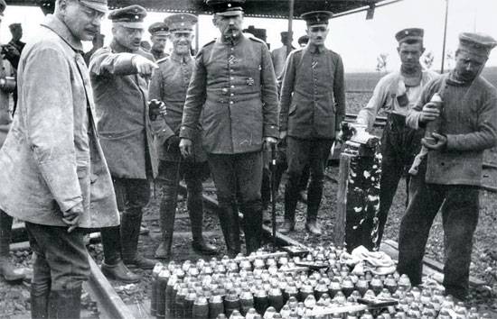 제1차 세계대전 중인 1915년 벨기에 이프르에서 프리츠 하버(왼쪽에서 둘째)가 독일 군인들에게 염소 가스에 대해 설명하고 있다. 그가 개발한 독가스로 5000여 명의 군인이 사망했고, 수만 명이 후유증을 겪었다. [사진 반니]