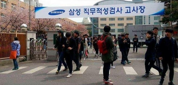 올해 상반기 서울 광진구에 있는 자양고등학교에서 SSAT 시험을 마치고 나오는 수험생들의 모습./조선DB