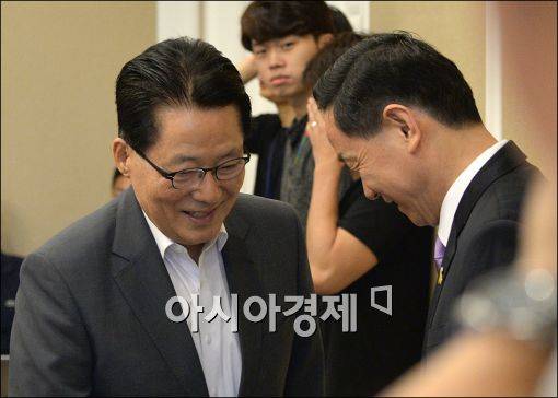 2015년 7월 박지원 의원(왼쪽)이 김상곤 혁신위원장과 인사를 나누고 있다.