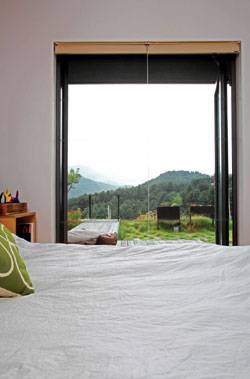 임형남, 노은주 건축가가 설계한 경기 가평 주택의 부부침실에서 내다보이는 전경.