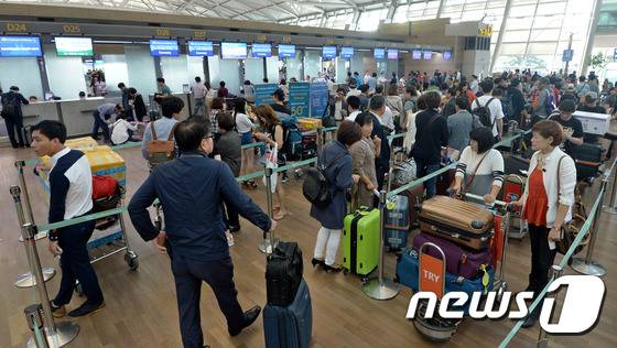 추석을 앞둔 24일 오전 인천국제공항 출국장이 출국수속을 기다리는 여행객으로 붐비고 있다2015.9.24/뉴스1 © News1 박세연 기자