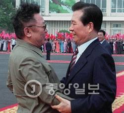 김대중 대통령(오른쪽)과 김정일 국방위원장이 2000년 6·15 남북 정상회담을 마치고 평양 순안공항에서 작별하고 있다. [중앙포토]