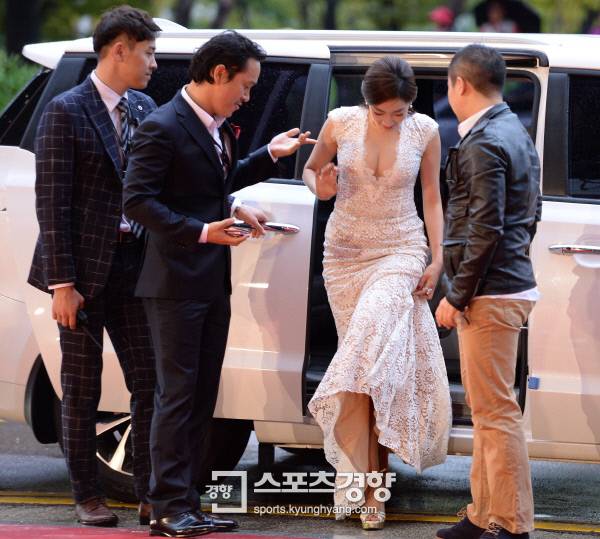 배우 송유현이 1일 부산 해운대 우동 영화의 전당에서 열린 제20회 부산국제영화제(BIFF) 개막식에 참석해 레드카펫을 밟고 있다.부산|이석우 기자