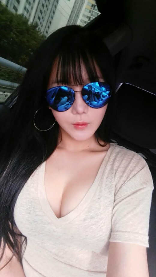 걸그룹 레이샤 고은, 얼굴보다 큰 가슴골 셀카 공개