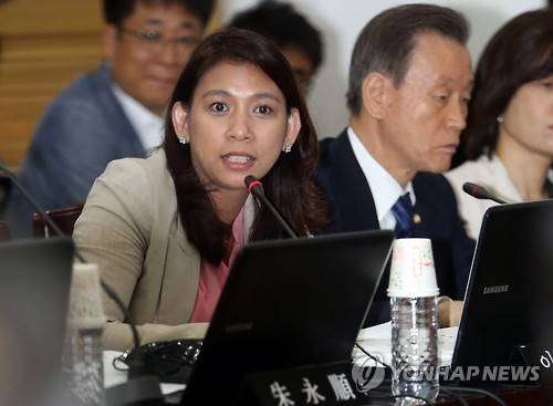 질의하는 이자스민 의원      (부산=연합뉴스) 김선호 기자 = 1일 부산지방노동청에서 열린 국회 환경노동위원회 국정감사에서 이자스민 새누리당 의원이    지방노동청장을 대상으로 질의하고 있다. 2015.10.1     wink@yna.co.kr