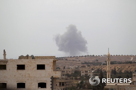 시리아 남서부 이들리브주 소재 반군 캠프에서 연기가 피어오르고 있다. 2015.10.1 © 로이터=뉴스1