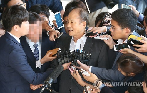 질문에 답하는 이상득 전 의원     (서울=연합뉴스) 홍해인 기자 = 포스코 비리에 연루된 혐의를 받고 있는 이상득 전 새누리당 의원이 5일 오전 서울 서초동 중앙지검에 소환돼 검찰 청사로 들어가며 취재진의 질문에 답하고 있다.