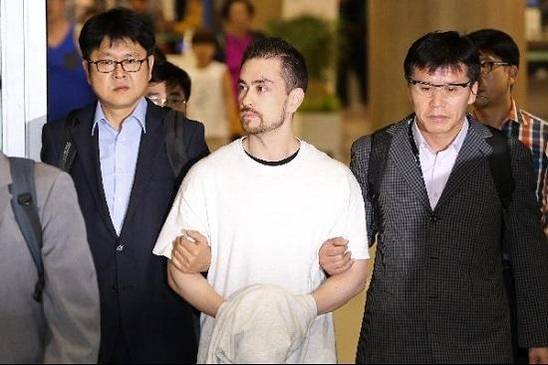 ‘이태원 살인사건’ 진범으로 지목된 아더 패터슨이 지난 9월 송환돼 인천국제공항을 통해 입국하고 있다. /성형주 기자