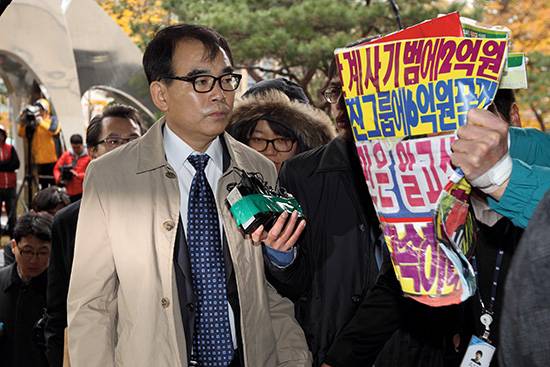 ⓒ시사IN 조남진 : 권혁우 총경이 금품을 받았다.