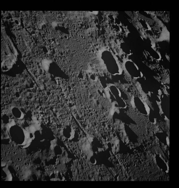 아폴로8호의 달 궤도 비행중 근접 촬영된 크레이터의 멋진 모습. 사진=나사