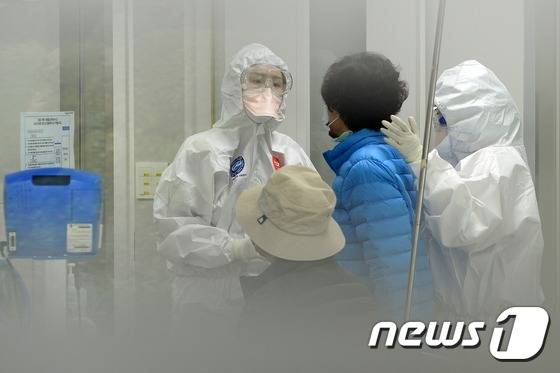 지난해 10월 서울 강남구 삼성서울병원 격리진료구역에서 의료진들이 환자를 돌보고 있다. /뉴스1 © News1 민경석 기자