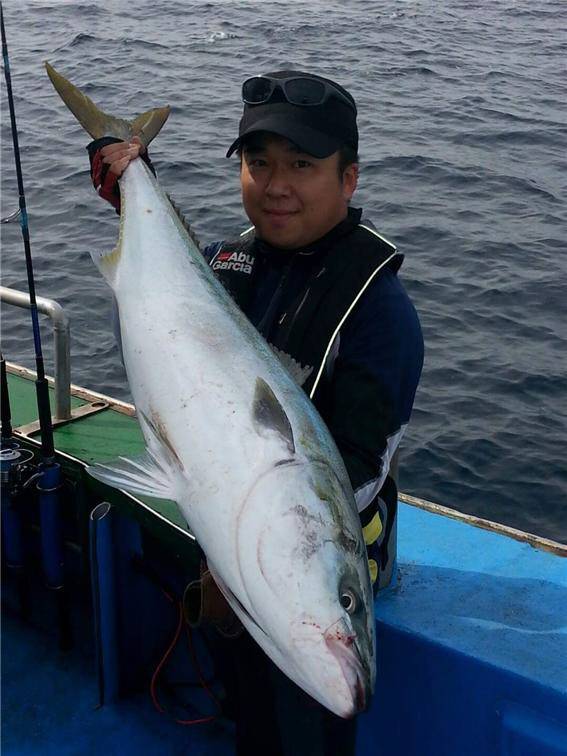 148㎝ 길이의 초대형 부시리를 낚은 낚시인 송성헌 씨. 송 씨는 이 날 루어낚시에 처음 나선 것으로 알려졌다. 사진|FTV 제공