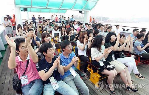 (울산=연합뉴스) 이상현 기자 = 울산에서 처음 남구가 주관하는 미혼 남녀 공무원 쌍쌍파티가 7일 열렸다. 고래 탐사를 위해 고래바다여행선에 탄 미혼 공무원들이 가수의 공연에 박수를 치며 흥겨워하고 있다. 2011.7.7 leeyoo@yna.co.kr