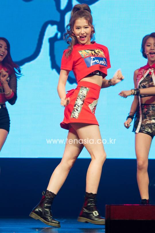 JYP가 5년 만에 선보이는 걸그룹 트와이스(나연, 정연, 모모, 사나, 지효, 미나, 다현, 채영, 쯔위)멤버 사나가 20일 오후 서울 광장동 악스코리아에서 열린 데뷔 앨범 ‘더 스토리 비긴즈(THE STORY BEGINS)’ 발매 기념 쇼케이스에서 멋진 무대를 선보이고 있다.