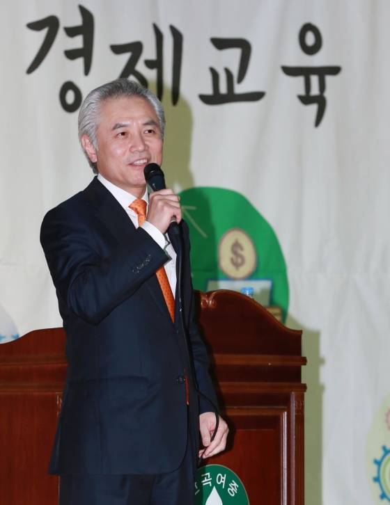 20일 박종복 SC은행장이 '금융감독원 1사 1교 프로그램' 결연을 맺은 인천시 부평구 산곡여중에서 1학년 학생 300명을 대상으로 금융교육 특강을 진행하고 있다./사진제공=SC은행