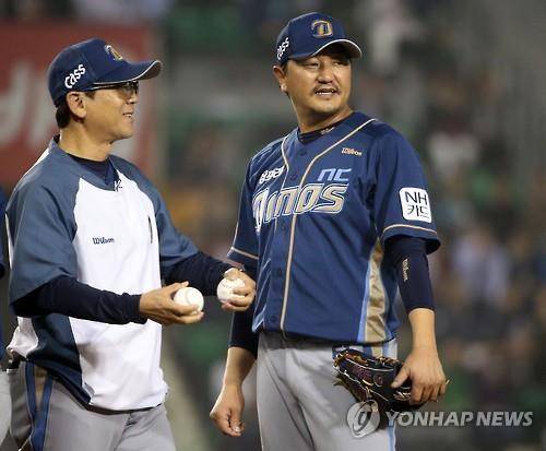 손민한 '더 던질 수 있는데...' (서울=연합뉴스) 임헌정 기자 = 21일 서울 잠실야구장에서 열린 2015 KBO리그 플레이오프 3차전 두산 베어스 대 NC 다이노스 경기. NC 선발 손민한이 손가락 쪽 부상으로 6회말 마운드를 내려가며 아쉬워하고 있다. 2015.10.21 kane@yna.co.kr