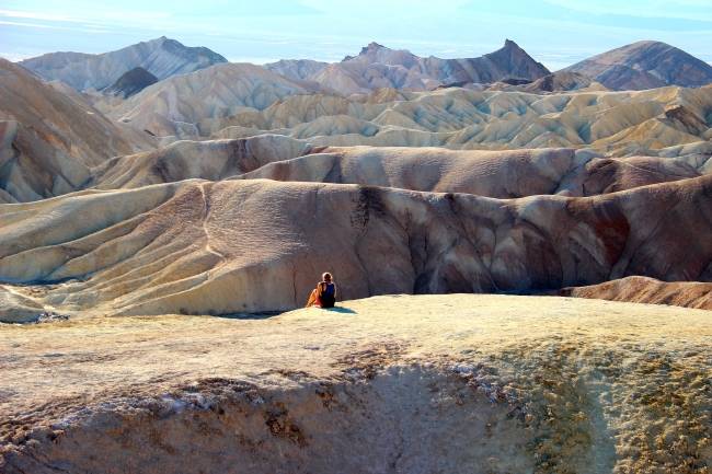 A peek at the vibrantly colored badlands of Zabriskie Point at California&rsquo;s Death Valley National Park. (Julie Jackson/The Korea Herald)