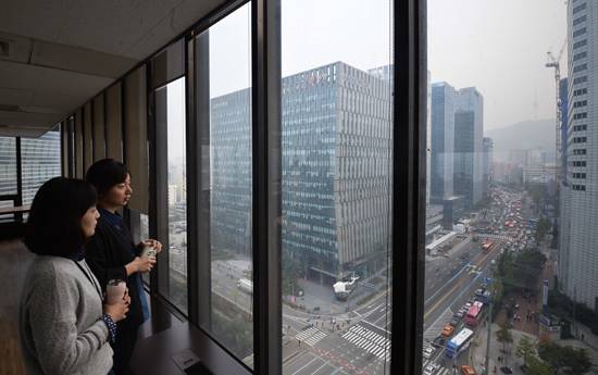 삼일빌딩 13층 사무실에서 내다본 삼일대로 전경. 전면이 유리창으로 이뤄져 외부를 향한 개방감이 뛰어나다.