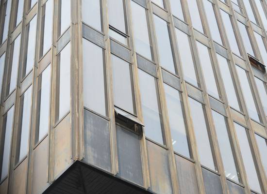 철골과 유리의 단순 반복으로 단단하고 곧은 인상을 주는 삼일빌딩 외관.