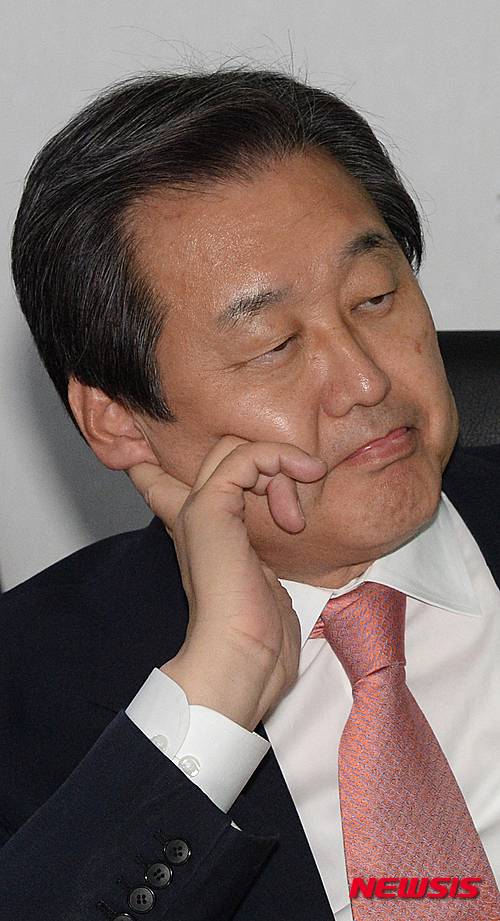 【서울=뉴시스】조수정 기자 = 김무성 새누리당 대표가 26일 오후 서울 여의도 국회의원회관에서 열린 심재철 의원실 주최 올바른 역사교과서를 위한 국회세미나에 참석, 교육현장의 선동·편향수업 사례 발표를 듣고 있다. 2015.10.26.   chocrystal@newsis.com