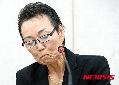 【서울=뉴시스】김동민 기자 = 27일 오후 서울 중구 서울시립미술관에서 열린 고 천경자 화백의 유족 기자회견에서 유가족인 차녀 김정희 씨가 입장 발표문을 읽는 도중 울음을 참고 있다.     이날 기자회견에는 고 천경자 화백의 장남 이남훈 팀-쓰리 엔지니어링 건축사사무소 회장, 차녀 김정희 미국 메릴란드주 몽고메리 칼리지 미술과 교수, 둘째 사위 문범감 미국 조지타운대 교수, 차남 고 김종우의 처 서재란씨가 참석해 별세한 천 화백의 추모식행사를 서울시가 적극 나서달라고 밝혔다. 2015.10.27.   life@newsis.com